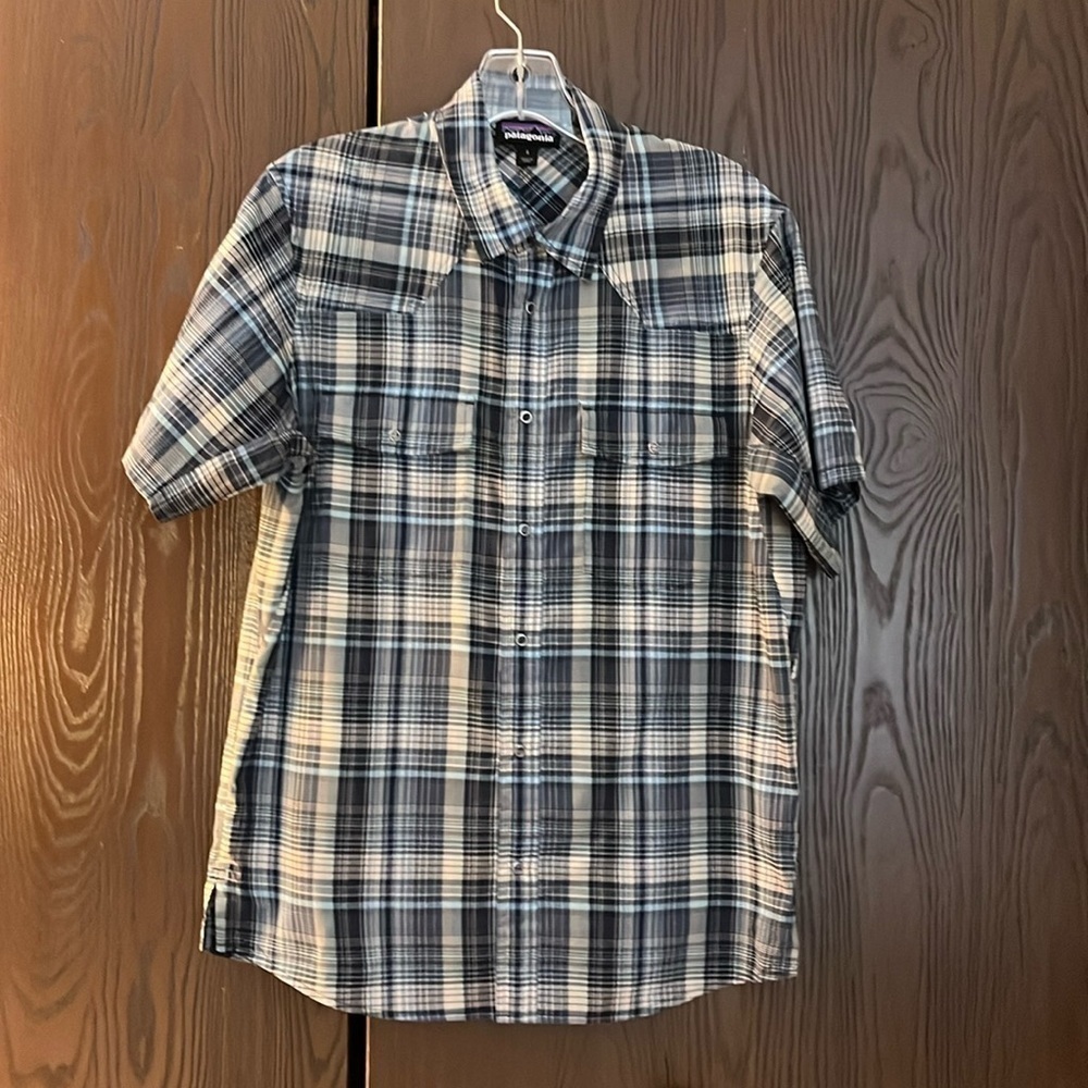 Patagonia men’s  blue/ black / gray plaid shirt. Size Small. Air vents.